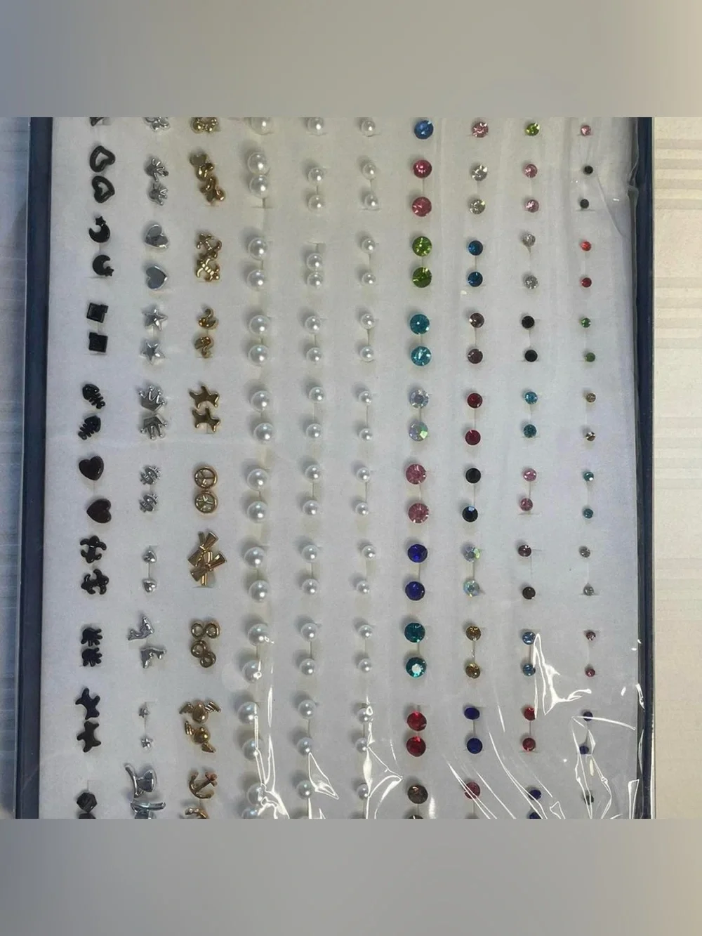100 pcs plastic stud earrings.